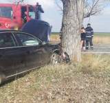 Persoană rănită într-un accident la Albești! A intrat cu mașina într-un copac