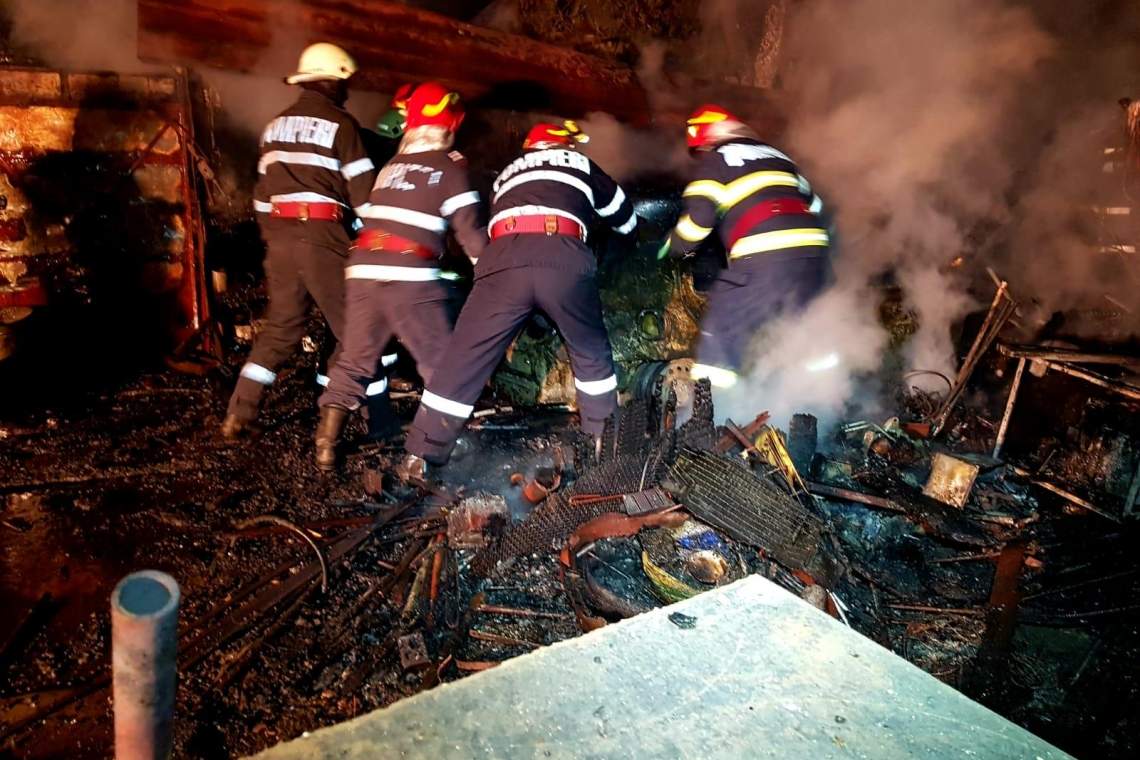 Anexă gospodărească în care se aflau 300 de baloți și două utilaje agicole, cuprinsă de flăcări! O persoană a fost rănită