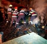 Anexă gospodărească în care se aflau 300 de baloți și două utilaje agicole, cuprinsă de flăcări! O persoană a fost rănită 