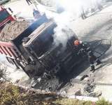 VIDEO| Camion în flăcări, pe drumul spre Peștera. Imagini de la fața locului