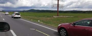 FOTO| Mașină de poliție implicată într-un accident rutier în Prahova. A accidentat un bărbat care repara o pană!