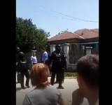 VIDEO| Scandal în localitatea Bărcănești! Polițiștii au intervenit în forță 