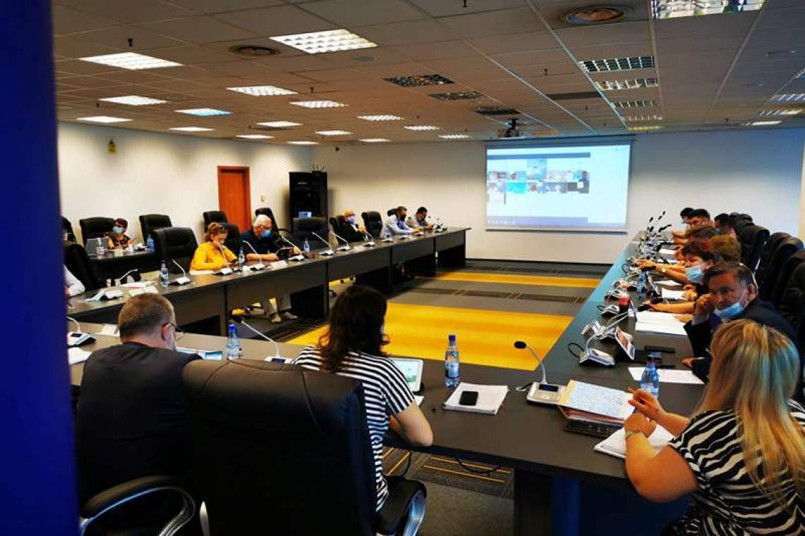 Cum vrea Primăria Ploiești să arunce 35.000 euro pe un loc de joacă deja existent