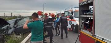FOTO| Accident pe Centura de Vest a Ploieștiului!  O tânără șoferiță a ieșit în decor și a intrat într-un stâlp pe Centura de Vest a Ploieștiului