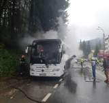 VIDEO UPDATE| Autocar cu peste 40 persoane, cuprins de flăcări pe DN1, la Azuga