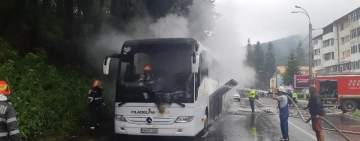 VIDEO UPDATE| Autocar cu peste 40 persoane, cuprins de flăcări pe DN1, la Azuga