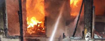 Incendiu în Vălenii de Munte! O casă în flăcări