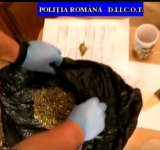 VIDEO| Grupare de la traficanții de droguri, destructurată în Prahova. Ce au găsit polițiștii  la domiciliile acestora