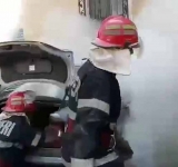 Trei mașini abandonate pe strada Ștrandului din Ploiești, cuprinse de flăcări