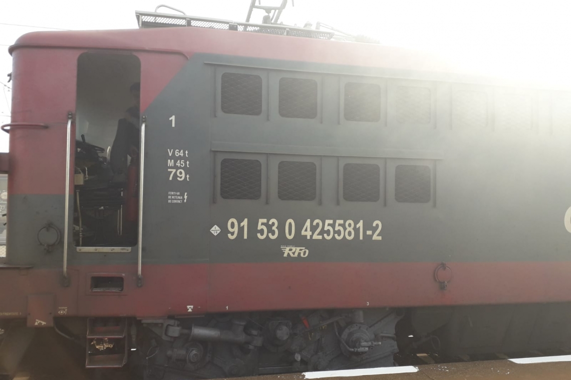  Iese fum de la automotorul unei locomotive! 200 de călători, evacuați dintr-un tren aflat între Halta Valea Largă și Halta Posada
