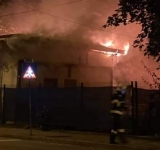 Incendiu într-un parc din Câmpina. Acționează trei echipaje de pompieri