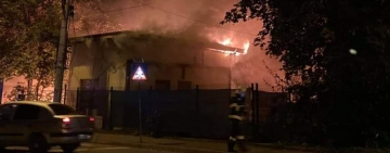Incendiu într-un parc din Câmpina. Acționează trei echipaje de pompieri