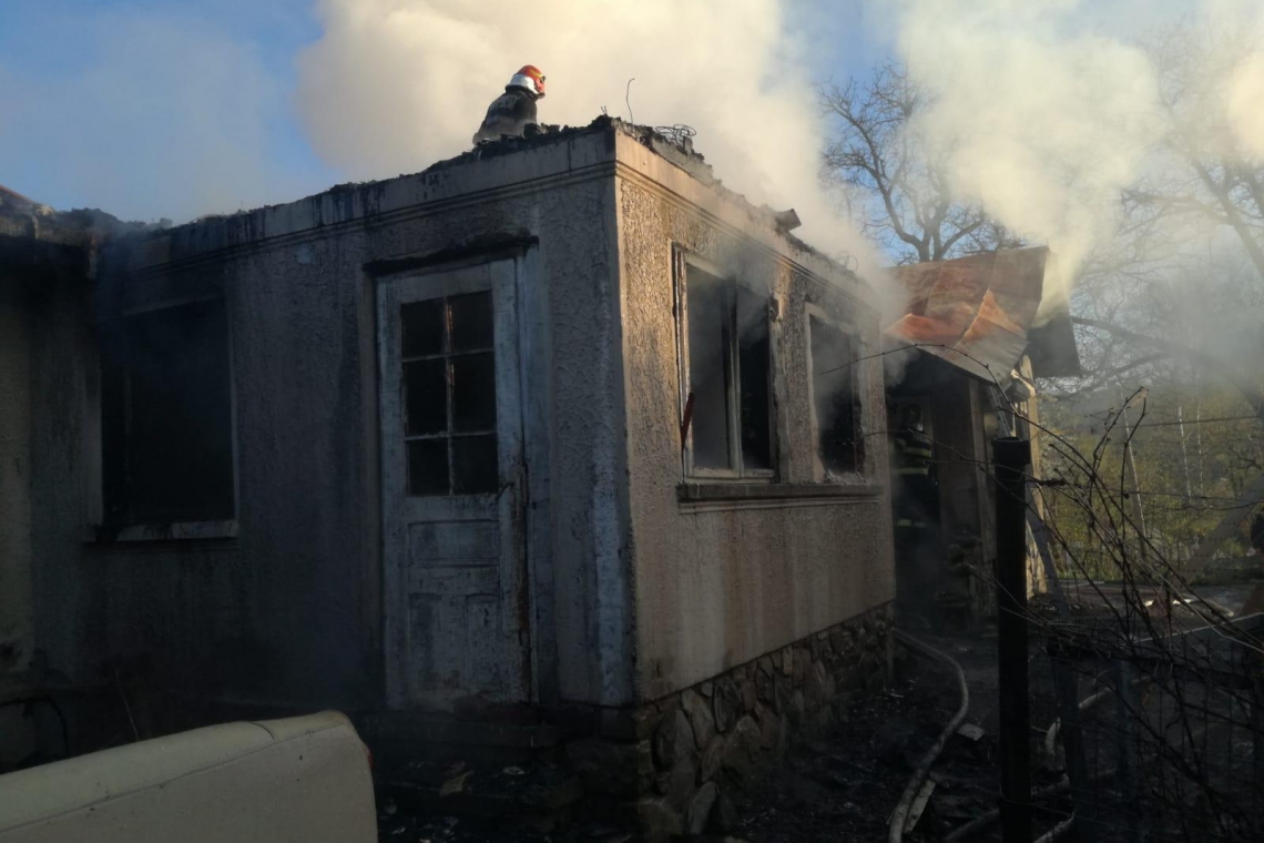 Incendiu în localitatea Drajna de Jos. O casă a fost cuprinsă de flăcări