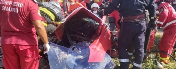 FOTO cu PUTERNIC IMPACT EMOȚIONAL! Accident cumplit la Loloiasca - două persoane încarcerate