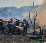 O familie din Prahova a rămas pe drumuri! Casa i-a fost cuprinsă de flăcări 