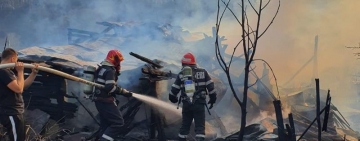 O familie din Prahova a rămas pe drumuri! Casa i-a fost cuprinsă de flăcări 