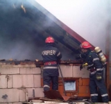 Două familii din Prahova au rămas pe drumuri! Un incendiu violent le-a distrus toată averea