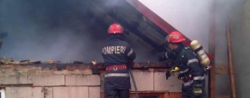 Două familii din Prahova au rămas pe drumuri! Un incendiu violent le-a distrus toată averea