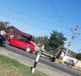 Accident grav la Lipănești provocat de un căruțaș de 19 ani! Două persoane transportate la spital