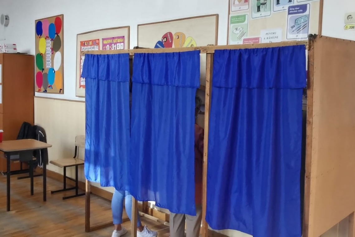 Incident la o secție de votare din Ploiești! Un bărbat a fost transportat la spital