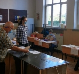 Situație bizară la o secție de votare din Băicoi. Un bărbat susține că a primit un buletin de vot gata ștampilat