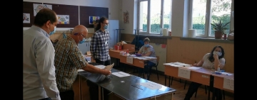 Situație bizară la o secție de votare din Băicoi. Un bărbat susține că a primit un buletin de vot gata ștampilat