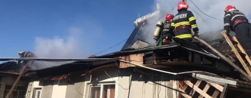 FOTO| Incendiu violent în Puchenii Mari. O casă, mistuită de flăcări
