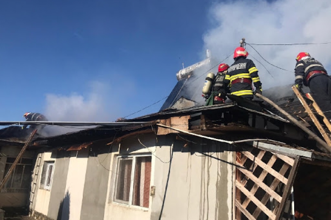 Incendiu într-o comună prahoveană. Mai multe echipaje de stingere au intervenit în forță
