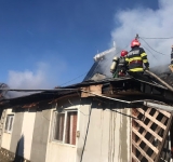 Incendiu într-o comună prahoveană. Mai multe echipaje de stingere au intervenit în forță