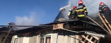 Incendiu într-o comună prahoveană. Mai multe echipaje de stingere au intervenit în forță