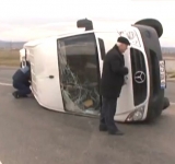 Un microbuz cu 15 călători s-a răsturnat la Movila Vulpii! Zece persoane, transportate la spital