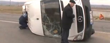 Un microbuz cu 15 călători s-a răsturnat la Movila Vulpii! Zece persoane, transportate la spital