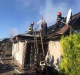 Doi oameni și-au pierdut viața într-un incendiu izbucnit de la un frigider defect