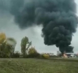 VIDEO| Incendiu la Lukoil Ploiești. O cisternă încărcată cu motorină, cuprinsă de flăcări
