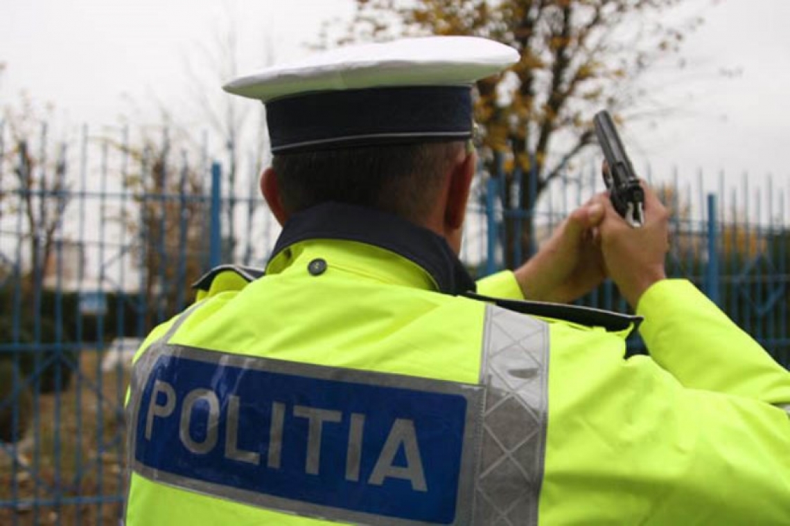 Arma unui poliţist s-a descărcat accidental lângă o secție de votare