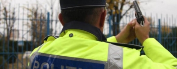 Arma unui poliţist s-a descărcat accidental lângă o secție de votare