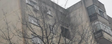 VIDEO| Incendiu la un apartament din centrul Ploieștiului. O bătrână a fost rănită