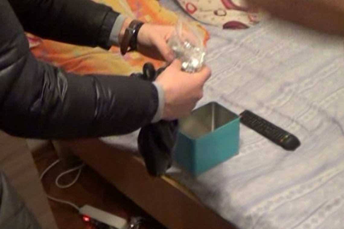 VIDEO | Percheziții în Ploiești la persoane suspecte de tâlhărirea unor vânzători de droguri