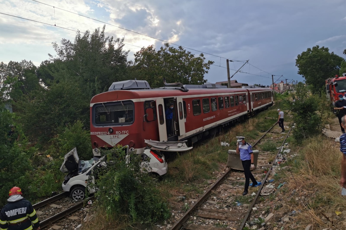 Accident feroviar în Prahova! O mașină a intrat într-un tren care circula pe ruta Buzău-București