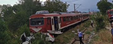 Accident feroviar în Prahova! O mașină a intrat într-un tren care circula pe ruta Buzău-București