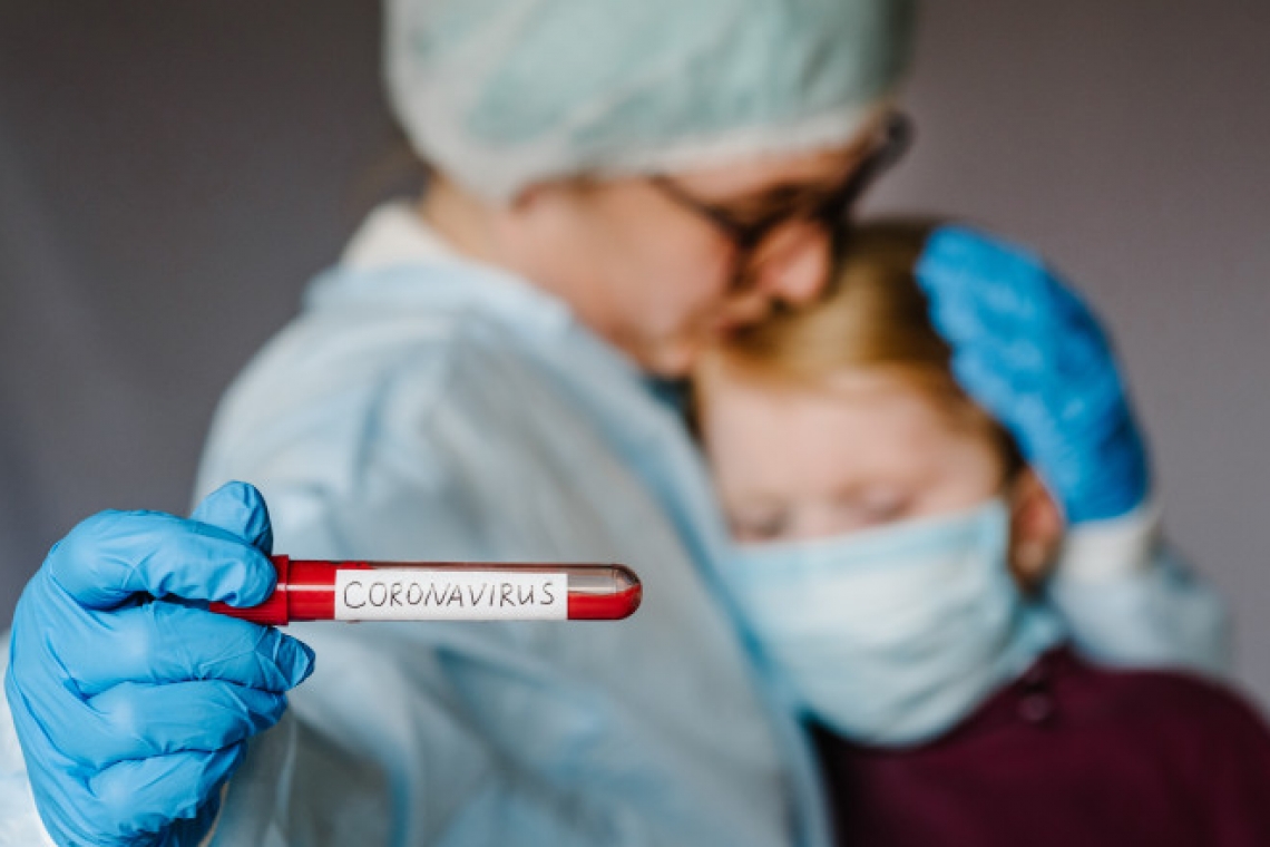 O nouă tulpină a coronavirusului! Copiii sunt acum la fel de predispuși la infectare ca adulții