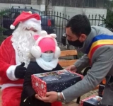 Moș Crăciun a ajuns în comuna Colceag. A oferit cadouri micuților din unitățile de învățământ 