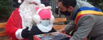 Moș Crăciun a ajuns în comuna Colceag. A oferit cadouri micuților din unitățile de învățământ 