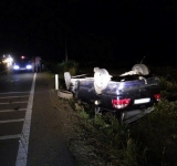 Un șofer băut și cu permisul reținut s-a răsturnat cu mașina pe un câmp  între Valea Călugărească și Dumbrava
