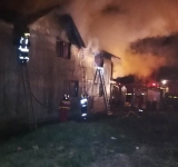 FOTO&VIDEO| Locuință mistuită de flăcări la Urlați din cauza unui coș de fum 