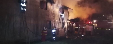 FOTO&VIDEO| Locuință mistuită de flăcări la Urlați din cauza unui coș de fum 