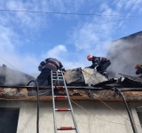 VIDEO Incendiu violent în Strejnic. O femeie, salvată la timp de pompieri