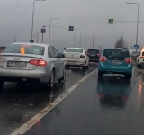 Un muncitor care lucra la amenajarea unei treceri de pietoni, în stare gravă după ce a fost lovit de o mașină la ieșire din Ploiești