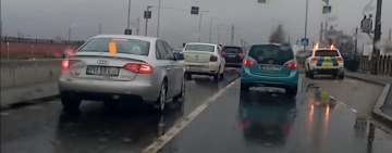 Un muncitor care lucra la amenajarea unei treceri de pietoni, în stare gravă după ce a fost lovit de o mașină la ieșire din Ploiești