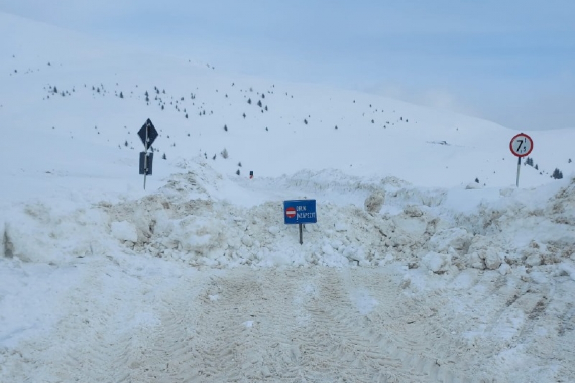 Drum județean închis în Prahova din cauza unei avalanșe